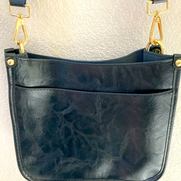 Be in style with this shoulder / crossbody bag!!! Never used. Cute faux leather. - Picture 3 of 6